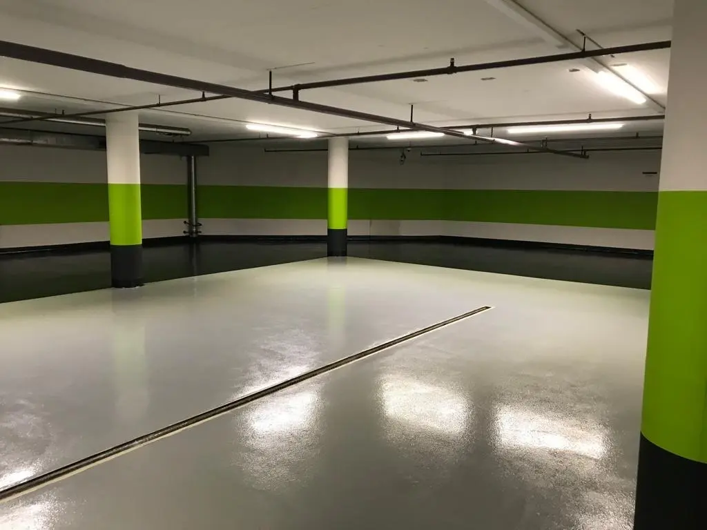 Beschichtete Einstellhalle mit Markierungen